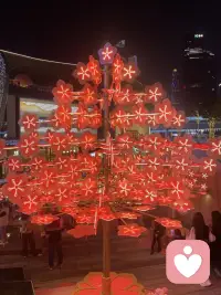 妥协形成（Compromise Formation）的症状：
既包含了被压抑的愿望（的一小部分满足），也包含了对该愿望的惩罚或防御。因此，症状具有双重功能：既释放了部分本能压力，又通过自我折磨减轻了超我的内疚感。配图