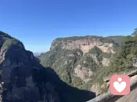 生活偶尔会乌云密布，但你要记得，你本身就自带光芒。不必完美，只要真实就好。配图