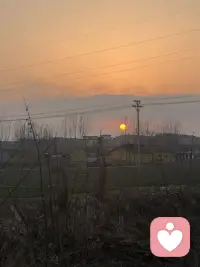 人生本就是一场温柔的坚持，难过时抱抱自己，开心时尽情欢喜，一切都会慢慢好起来。配图