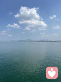 上了一天班，一定累坏了吧。别硬撑，也别为难自己。在这里，你只管安心倾诉，我静静倾听，不评判、不催促，让情绪慢慢舒展，好好放空，温柔拥抱自己。配图