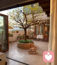 当你下班之后，一打开门，发现夕阳已经铺满院落，坐在这样普普通通的家里，还有什么比这更具备情绪价值的呢，我们有喜欢的工作，喜欢的人，喜欢的车，喜欢的城市，也应该有喜欢的家吧！配图