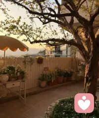 当你下班之后，一打开门，发现夕阳已经铺满院落，坐在这样普普通通的家里，还有什么比这更具备情绪价值的呢，我们有喜欢的工作，喜欢的人，喜欢的车，喜欢的城市，也应该有喜欢的家吧！配图