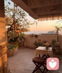 当你下班之后，一打开门，发现夕阳已经铺满院落，坐在这样普普通通的家里，还有什么比这更具备情绪价值的呢，我们有喜欢的工作，喜欢的人，喜欢的车，喜欢的城市，也应该有喜欢的家吧！配图