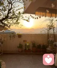 当你下班之后，一打开门，发现夕阳已经铺满院落，坐在这样普普通通的家里，还有什么比这更具备情绪价值的呢，我们有喜欢的工作，喜欢的人，喜欢的车，喜欢的城市，也应该有喜欢的家吧！配图