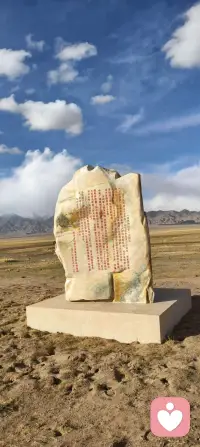 我们总是不断追寻，不断失去，又不断在不甘认输的道路上继续咬牙前行，明知下一秒就是离别，这一分钟却假装坚强的开怀大笑，总是笑着笑着就流出了泪，也在不经意间哭着哭着笑出了声。人生就是充满着希望也演绎着悲欢离合，任谁也无一例外。