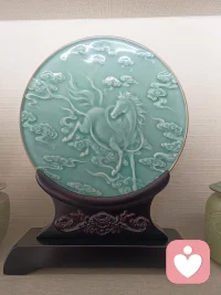 暂时为生活低头，奔赴碎银几两，也相信总有一天，能奔赴自己的热爱。