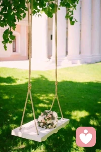 天气燥热，人也容易跟着心烦。其实情绪没有对错，允许自己浮躁一会儿，再慢慢找回平静。