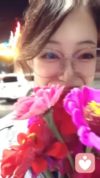 在快节奏的生活里，我们常常以为“坚强”就是从不崩溃，“成熟”就是把情绪藏起来，“正常”就是不要麻烦别人。于是，我们忍着、撑着、假装没事，直到某一天，心里那根弦终于悄悄断了。
 
而心理倾听者，就是那个在你弦断之前，愿意蹲下来陪你坐一会儿的人配图