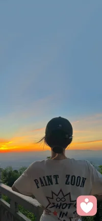 其实做心理陪聊久了，最戳心的感悟就这几句，很真实：
 
原来被听见，就是最好的治愈。
不用讲大道理，安静陪着，比什么都有用。
每个人都在硬撑，都有说不出口的委屈。
共情不是同情，是我不评判你，我站在你这边。
我们不是在拯救谁，只是陪人把情绪慢慢放下来。
治愈从来不是单向的，你温暖别人的同时，也在治愈自己。
真正的强大，是敢承认脆弱，敢好好难过。配图