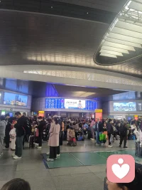 1. 今天换我当乘客，在候车厅里，听着人潮的喧嚣，也听着自己心里的声音。配图