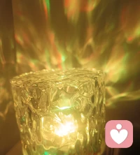 有些遇见，只是路过；有些心动，
止于唇齿，掩于岁月。配图