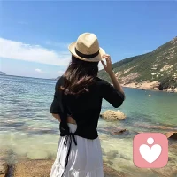 男人，这辈子总得怀揣一份念想。
无需时刻挂在嘴边，也不必整日形影不离，
那是你心底最安稳的锚点。
心底有这份牵挂，生活就有了底色；
身上扛着这份责任，步履便自有了力量。
 
外头风霜再大，只要心里住着那个人，
就不怕风雨寒骨；
前路再难再闯，只要念着那份暖，
骨头就硬，志气就刚。
 
男人这一生，
其实不靠烟酒壮胆，
也不靠虚名撑脸。
是靠心里的那点真情，把日子养热；
是靠身边的那份责任，把岁月撑长。
 
有她在，家是岸，心是港；
无她在，志在肩，路在脚下。
身有傲骨，心有柔肠；
所爱在旁，万道皆光。配图