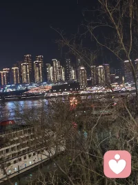 也许太压抑了无法调整负面情绪，所有东西都抵不过时间和现实，让人成长的永远不是年纪。而是经历疲惫的身躯和焦虑的情绪，无法左右的事太多了，无能为力的事也太多了。此刻，迷茫和无助的眼神，也许是在忆过去，又或是在思未来，忆过去的无助，思未来的迷茫！人世间啊，用了四十年也没能读懂，是不想读懂，更是不愿读懂。压郁得快支撑不住的时候，劝慰自己:生活除了一地鸡毛，也许真的有诗和远方……配图