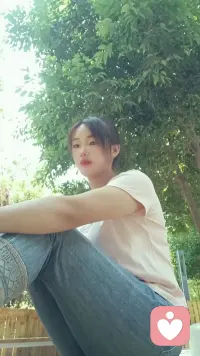 做一个安静的倾听师，接住世间所有无处安放的情绪
 
我始终坐在情绪的渡口，做一名默默无闻的倾听师。
 
不喧嚣，不辩驳，不急于给出答案，只是安静坐着，接住那些散落人间、无人收纳的难过。
 
我听过深夜里压着哭声的哽咽，见过无数人伪装坚强下濒临破碎的柔软。有人带着感情里的遗憾反复拉扯，有人被生活的重担压得喘不过气，有人满腹委屈无处倾诉，只能将满心苦楚，尽数说给陌生的我听。
 
我见过太多佯装的开朗，看透了无数笑容背后的满目疮痍。大家都在人前扮演懂事体面的大人，把眼泪和脆弱悄悄藏在深夜，藏在无人知晓的角落。而我，就是那个专门承接这些灰暗情绪的人。
 
我耐心安抚每一段崩溃，温柔拆解每一份委屈，陪着来人熬过难熬的低谷，开导他们与世间的不如意慢慢和解。我用尽温柔治愈着别人的兵荒马乱，可却从来没人，回头问问我累不累。
 
我收纳了太多人的悲伤与绝望，久而久之，自己的心底也积攒了化不开的阴郁。
 
我习惯了共情世间所有的悲欢，却唯独学不会，治愈满身疲惫的自己。
 
旁人来时带着满心伤痛，离开时已然释怀洒脱。只有我守着这些细碎又沉重的负面情绪，一遍遍沉溺在他人的故事里，走不出来，也无从解脱。
 
原来倾听众生难过的人，到头来，终究没人来倾听我的落寞。配图