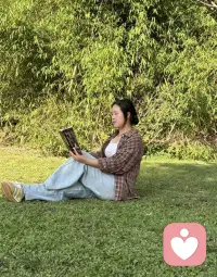 我温柔抚平别人的伤痛，耐心倾听世间烦恼，把所有温柔都给了旁人，唯独留满心疲惫与难过给自己，满心委屈无处诉说。
见过太多人间疾苦，安抚过无数失意灵魂，习惯了温柔包容一切，可深夜独处时，自己的难过汹涌而来，却找不到一个可以倾诉的人。配图