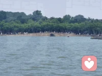 你不必假装坚强，也不用硬撑懂事。
那些说不出口的委屈、深夜翻涌的情绪、无人理解的疲惫，都值得被认真听见。
我是倾听师，不评判、不打断、不敷衍，只安静陪你把心事慢慢说。
愿每一份情绪，都有归处。配图