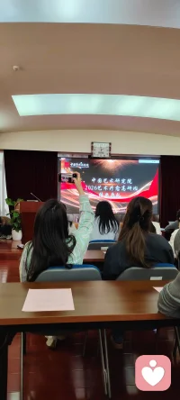不再责怪那个在深夜哭过的你，
不再苛求那个已经拼尽全力的你，
不再嫌弃那个不够完美、偶尔脆弱、会犯错的你。

你不需要“立刻好起来”，
你只需要——允许自己存在。

那些自责的声音，
那些“我应该更好”的执念，
今天，轻轻放下吧。

你值得被自己温柔以待，
就像对待一个久别重逢的老朋友：
不评判，不催促，
只是说一句：“辛苦了，我在这里。配图