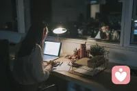 给深夜值守的“倾听人”点赞
       白天做牛马，下班后还要“挂机待命”，手机不敢静音、脑子不敢关机，连深夜都得预演各种倾听对话脚本，生怕自己业务不熟练接不住单，做倾听的，大多数应该30-60岁之间吧，经历过人生的酸甜苦辣，更懂得倾诉者的困惑，生活不易，且行且珍惜。
       给深夜值守的老铁们加一点“仪式感补偿”，点一盏暖光台灯，放一段轻音乐；泡一杯热洋甘菊茶，告诉自己：“这不是加班，是我给自己留的疗愈时间。”OK