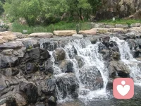 来大山深处，做一日闲人，在这里，空气都是甜的，每一次吸气，都是高浓度负氧离子的洗礼；每一次呼气，都带走了积压已久的焦虑与疲惫。
阳光透过树叶的缝隙洒下斑驳光影，耳边是风过林梢和山涧清泉的合奏。在这片天然疗愈氧吧里，不需要刻意寻找方向，因为每一步，都是走向内心的归途。
把烦恼交给山风，把身体还给自然。配图