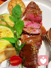 我爱美食，爱山山水水，爱运动，情绪稳定，来这里只想做个纯粹的倾听者，欢迎在生活中暂时迷茫困惑的你来找我诉说配图