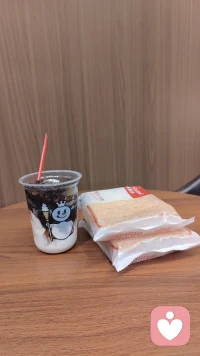 - 贩卖人间烟火，也倾听心声回响。🍞
手里握的是甜，耳边留的是真。
今天你好好吃饭，好好被爱了吗？
我是你的专属情绪补给站，随时在线。✨
- 生活需要一点甜，也需要一个懂你的树洞。🌰
碳水与甜蜜双重补给，
无论你此刻是开心还是难过，
都可以来这里碎碎念。
#倾听师 #治愈系美食 #情绪价值