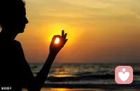 “大家好呀，我是倾听师‘暖心驿站’，也可以叫我‘暖心听雨’。不管是雨天带来的小烦闷，还是心里藏着的情绪，都欢迎来这儿慢慢说，我不打扰，只静静听你讲，为你传递稳稳的温暖，温暖着你，让你知道此刻有我陪着你，关注着你。”配图