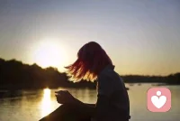 忘掉一个人是这样的！我试着数过，从春樱开到冬雪落，从蝉鸣吵到梅香飘，日历撕了厚厚一叠，可某个瞬间听到熟悉的歌，看到相似的景，心还是会猛地一揪。后来才懂，忘掉一个人不是按天算的，是等那些突然的刺痛慢慢变成偶尔的叹息，再到最后，连叹息都懒得有了。配图