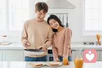 为什么吃饭也是一种精神疗愈？

在心理咨询领域，有一种治疗方法叫烹饪艺术疗法（又称厨房疗法），它认为：做饭能帮人把注意力拉回到“照顾自己”这件事上，是一种温和且易操作的自我关怀方式。

而从客体关系心理学的角度看，你怎么对自己，常常藏着小时候被照顾的影子。

所以，做饭，就是重新学习照顾自己的开始。