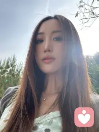 余秀华说过：“阳光好的时候，会感觉还可以活很久，甚至可以活出喜悦。”人心大概需要被阳光彻底晒透，才能蒸发掉那些在身体里下过的雨季