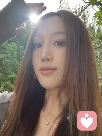 余秀华说过：“阳光好的时候，会感觉还可以活很久，甚至可以活出喜悦。”人心大概需要被阳光彻底晒透，才能蒸发掉那些在身体里下过的雨季