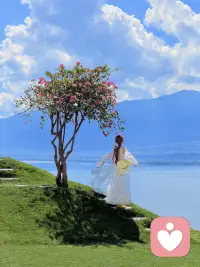 很多人以为，来找倾听师的人，是想要答案。
其实不是。
他们只是想确定一件事：自己这样难过、这样纠结、这样混乱，是不是正常的。
你不需要被教育，你需要被确认——“你有权利这样感受。”
这就是倾听的意义。不是给你方向，而是让你知道，无论你在哪，都有人愿意站在你身边。
当你被听见，答案会自己生长。#心理倾听 #情绪价值配图