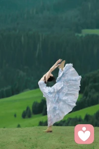 做了倾听师才真正明白，这份工作不是“解决问题”，而是“陪人走一段路”。
来访者带着困惑来，常常期待我能给出一个答案。但慢慢发现，他们真正需要的，不是我说“你应该怎么做”，而是有人认真听完之后，轻轻说一句：“你这样想，是有道理的。”
很多时候，他们自己就有答案，只是被情绪压住了，需要一个安全的地方，把心里的话说出来。
我做的，不过是把那些缠绕的、混乱的、不敢告诉别人的情绪，一一接住。
这行业没有想象中光鲜。大部分时候，你面对的是沉默、试探，甚至是不信任。但就是在这些看似平淡的对话里，会突然出现一句“谢谢你听我说”，让你觉得，一切都值得。
不是我在治愈谁，是那些被听见的人，教会了我什么是真正的倾听。
#心理倾听师 #行业感悟配图