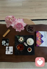 深夜了，你还没睡。心里装着事，翻来覆去，找不到一个能说的人。白天要撑，要笑，要装作没事。到了这会儿，那些压着的情绪全跑出来了。其实你不是想要答案，你只是想让这些话，有个地方去。我在这里。你说，我听。配图