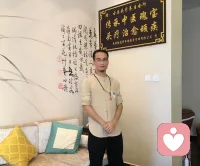 有人建议我换个帅气的头像，说这样更容易接到单。我想了想，还是用自己真实的照片。不是因为我觉得自己够好看，恰恰相反——我知道自己普通，不帅，甚至可能让人第一眼没什么感觉。但我想让每一个来找我的人知道：屏幕这边坐着的，是一个真实的人。我不完美，也不想假装完美。倾诉需要的是安全感，不是审美。如果你愿意把心里最脆弱的部分交给我，我希望你面对的是一个真实的我，而不是一张精致的假脸。真诚，是我能给你的第一份礼物。配图