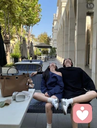 真正的亲密关系，是两个成年人不断收回投射的过程。我们终于不再要求伴侣扮演理想的父母，而是接受他们作为不完美的普通人。配图