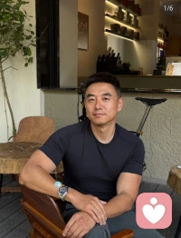 年轻时走过的路、摔过的跤、流过的泪，都没白费。如今半生阅历在身，我成了一名心理倾听师和心理咨询师，听过很多故事，接过很多眼泪，也陪着很多人走过一段又一段暗路。如果你心里有话，不知该对谁说——我在屏幕的另一头，用真诚和温暖慢慢听。配图