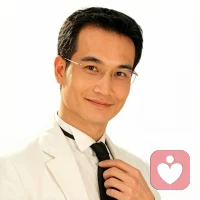 心理学告诉你：对错不是事先算出来的，是事后回看才明白的。选择从来不是赌博，而是你当时能做出的最好决定。你选了A，就全力以赴走A；你选了B，就安心走B。最怕的不是选错，是选了之后反复后悔、两头张望。真正的“对”，不是你选了什么，而是你选了之后，有没有把它走成对的。如果你正在纠结，我在这儿，听你说。配图