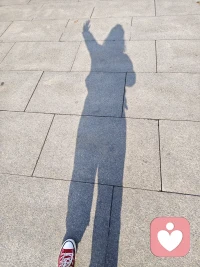 你不用故作坚强，也不用事事完美。
那些说不出口的委屈、深夜翻涌的情绪，都值得被认真听见。
我是倾听师，在这里，安静陪你，温柔接住你的所有情绪。配图