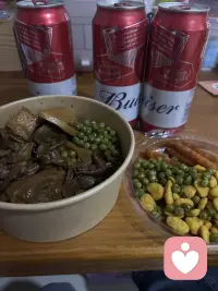 深夜独酌，敬过往，敬孤单的自己。配图