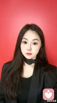 心里揣着一份期待慢慢等，其实挺熬人的。
总觉得那个人该带着温柔奔赴而来，可日子一天天过，人影迟迟未现，难免会失落，甚至怀疑是不是自己等错了。配图
