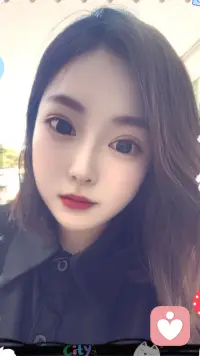 明明也想被好好偏爱，可在在意的人面前，始终显得微不足道。回头望去，漫漫人生路，终究只剩自己孤身前行。
