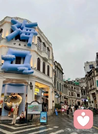 不经意间，你可能会在转角处或坐在凳子上的老华侨。她们无声的诉说下南洋的历史，配图