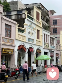 不经意间，你可能会在转角处或坐在凳子上的老华侨。她们无声的诉说下南洋的历史，配图
