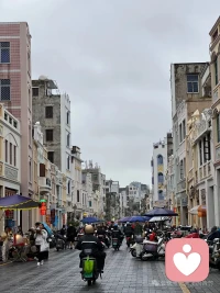 不经意间，你可能会在转角处或坐在凳子上的老华侨。她们无声的诉说下南洋的历史，配图