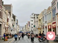 不经意间，你可能会在转角处或坐在凳子上的老华侨。她们无声的诉说下南洋的历史，配图