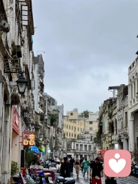 不经意间，你可能会在转角处或坐在凳子上的老华侨。她们无声的诉说下南洋的历史，配图