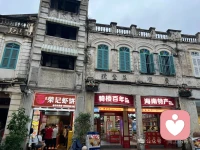 不经意间，你可能会在转角处或坐在凳子上的老华侨。她们无声的诉说下南洋的历史，配图