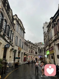 不经意间，你可能会在转角处或坐在凳子上的老华侨。她们无声的诉说下南洋的历史，配图