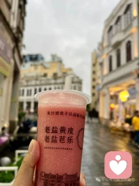 不经意间，你可能会在转角处或坐在凳子上的老华侨。她们无声的诉说下南洋的历史，配图