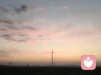 我知道你现在很难受，我就在这里陪着你。想哭就哭，想说话我就听，不想说话我们就一起待着。配图